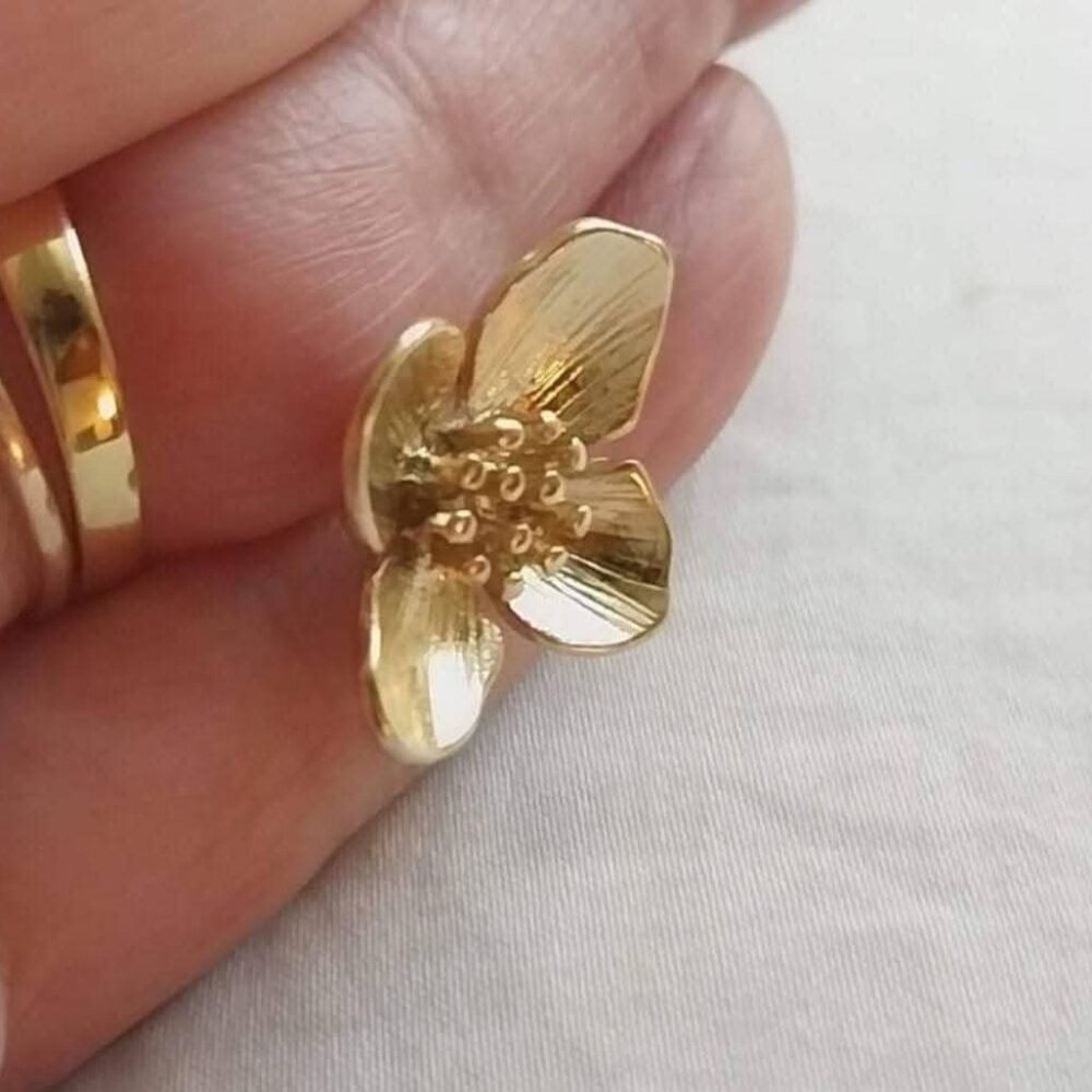 $5.95 Shipping 18K Gold Flower Earrings - Picture 4 of 4